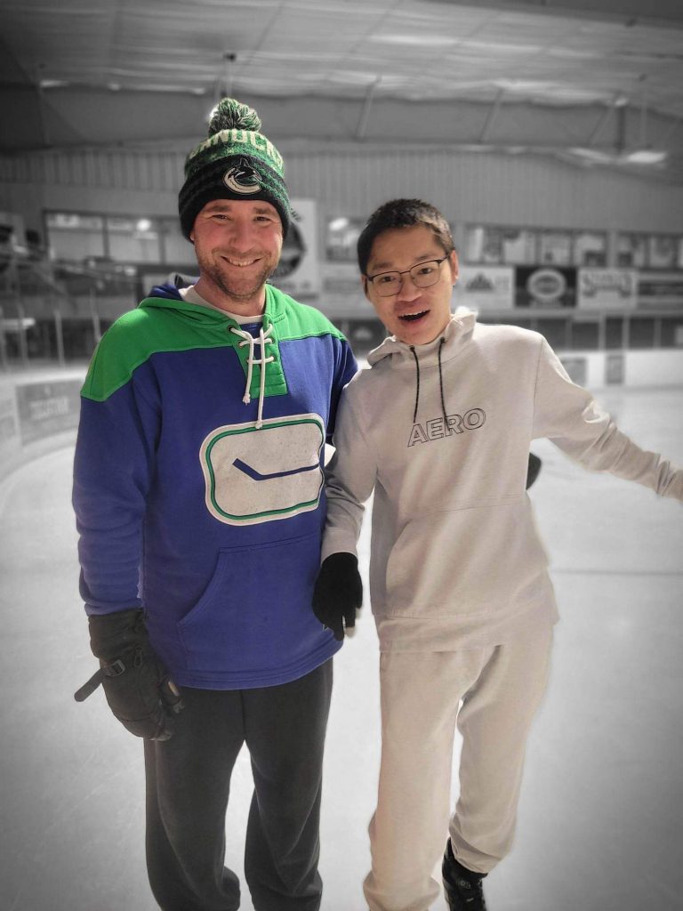 international-student-dai-vi-lam-with-teacher-ice-skating