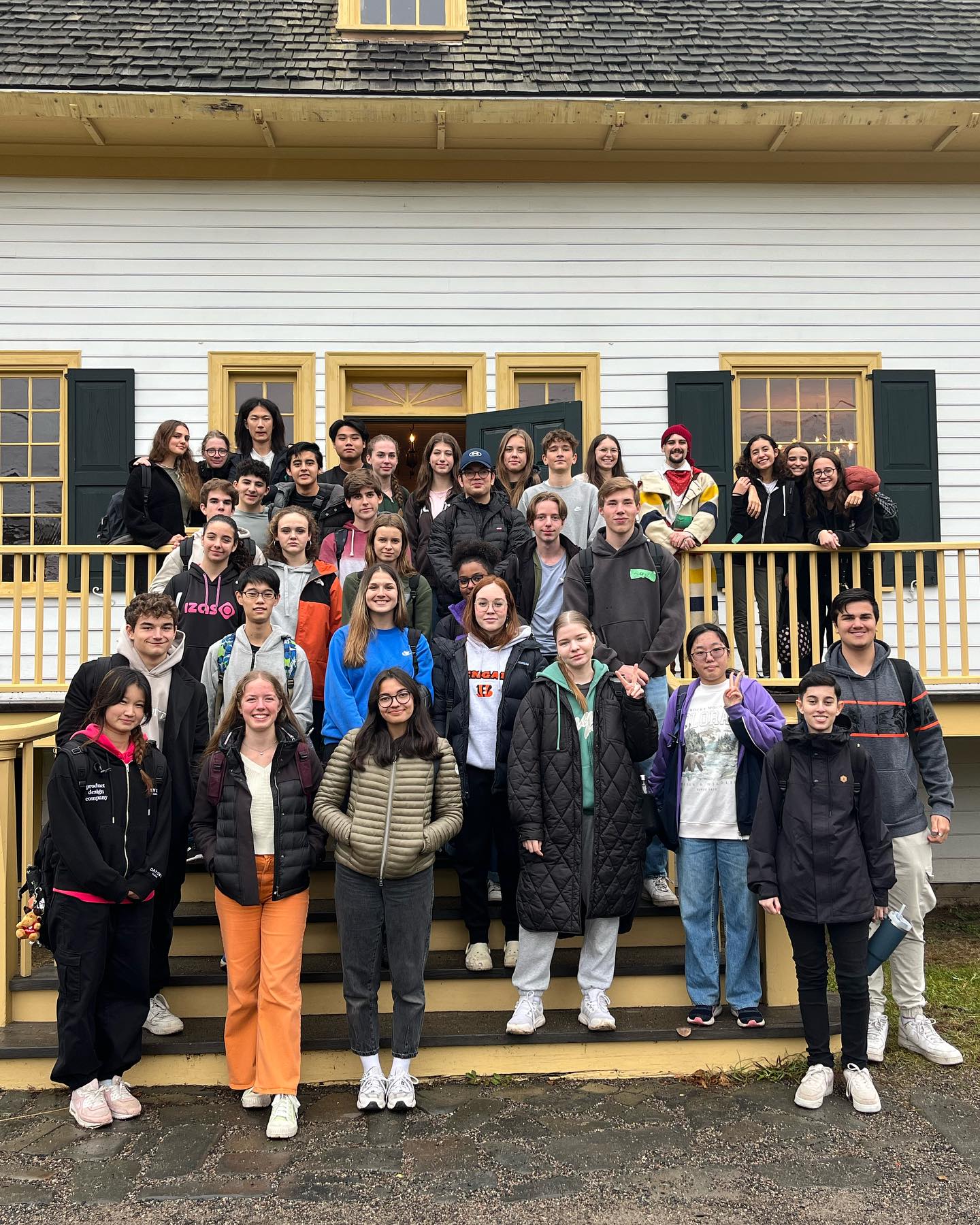 group-of-students-at-fort-william-historical-park-in-front-of-building