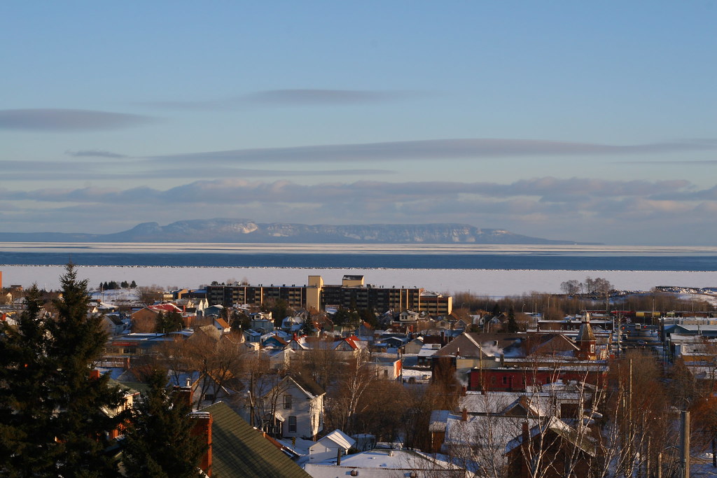 the-sleeping-giant-in-distance-with-houses-in-front-winter