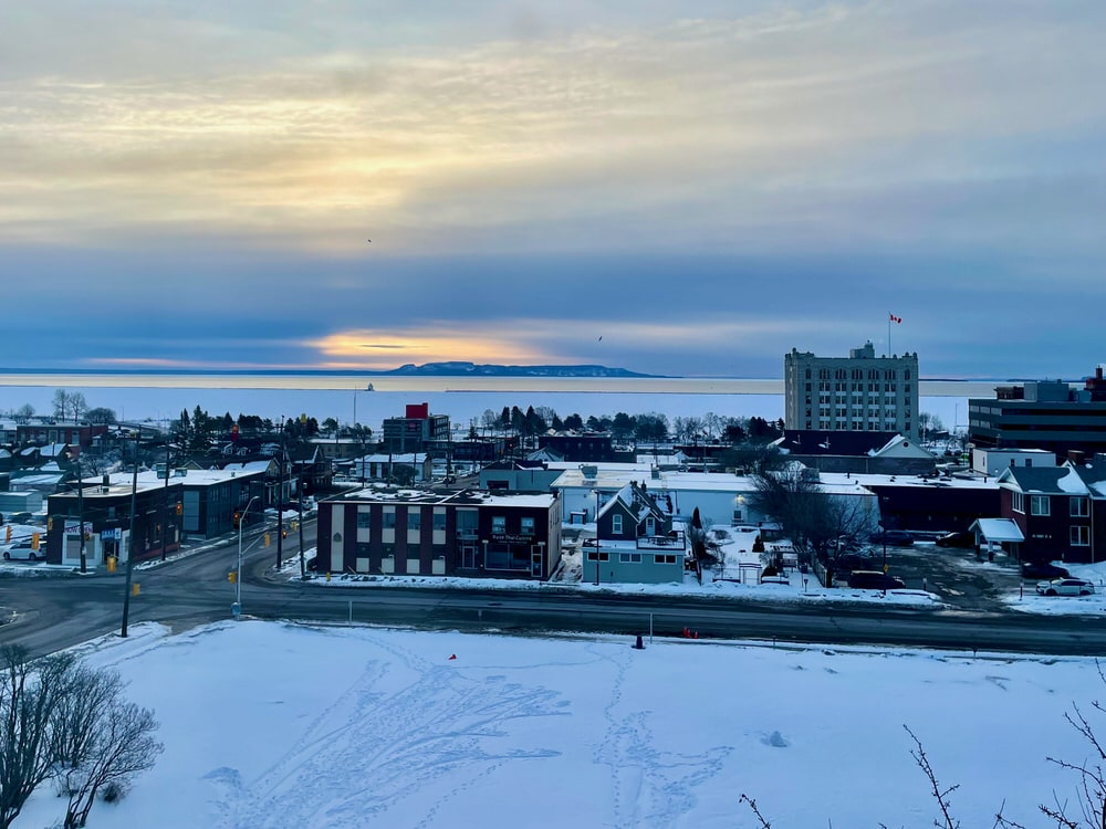 the-sleeping-giant-in-the-distance-with-thunder-bay-in-front-in-the-winter