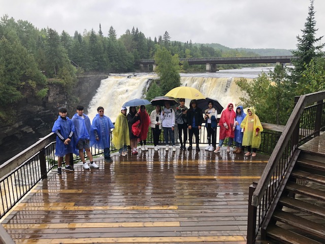 group-of-students-in-front-of-kakabeka-falls