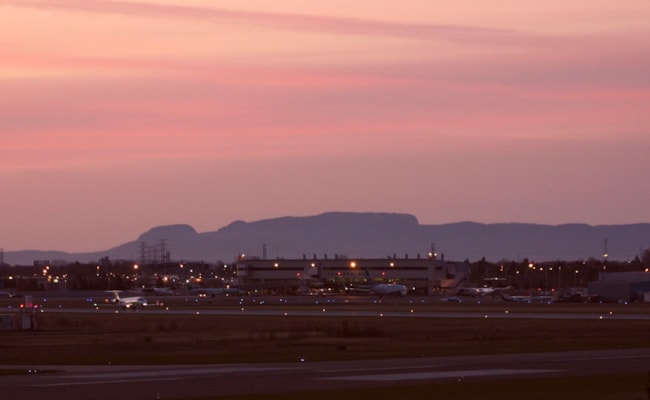 thunder-bay-airport-with-sleeping-giant-behind-it